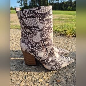 Beast Fashion Snakeskin Patterned Ankle Boots Woman's Size 8 Animal Print